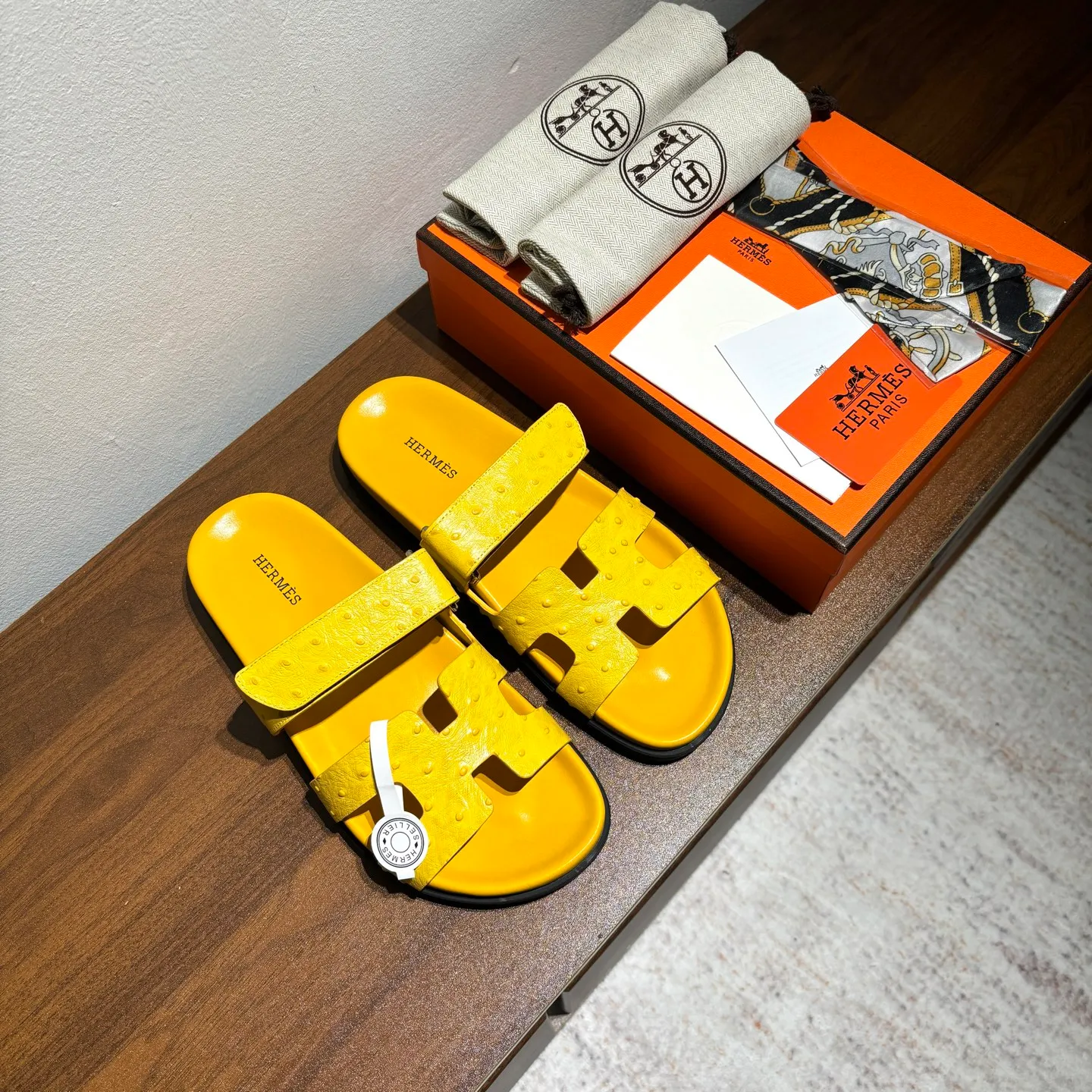 👟👟Ex-factory price 520👟👟 Men's size +10 Brand💗: HERMES Number💗: H8018-210199 Color💗: Ostrich pattern new color system Size 💗: 35 to 40 38-45 Upper material: imported calfskin Outsole material: Tpu anti-slip and wear-resistant outsole 🆕🆕🆕HERMES 2025 latest color matching, original purchased and dismantled, imported custom fabrics. All colors have been adjusted N times, striving to be zero different from the original! The top version for women 💰 Erjie's shoes that have become extremely popular recently - chypre sandals, which are comfortable for all ages and are cute and cute. Paired with various colored socks, it’s so trendy